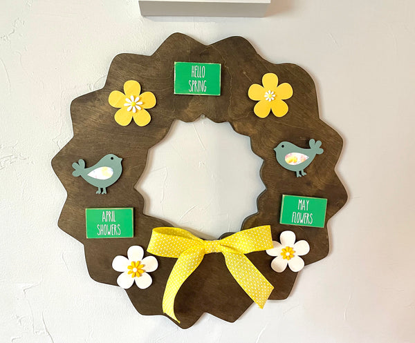 Seasonal interchangeable wreath