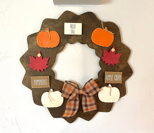 Seasonal interchangeable wreath