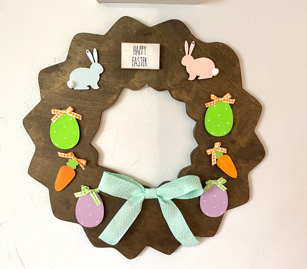 Seasonal interchangeable wreath