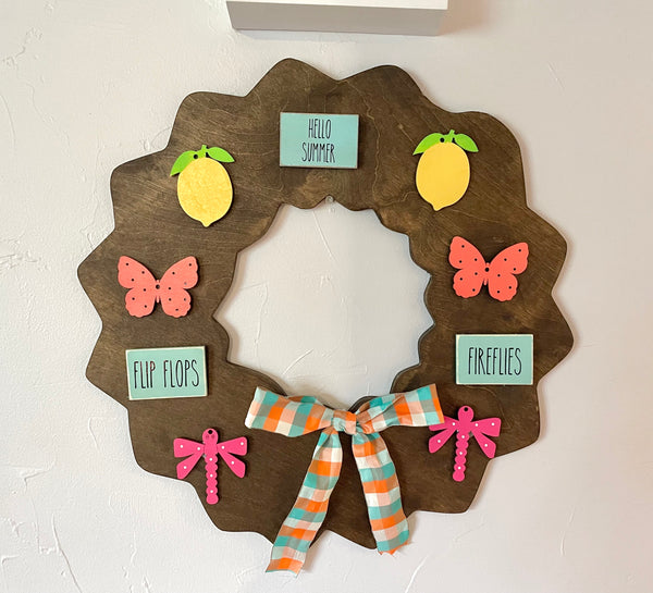 Seasonal interchangeable wreath