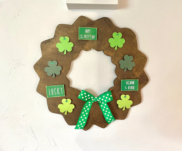 Seasonal interchangeable wreath