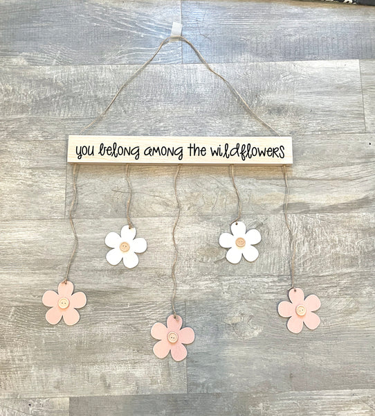 Personalized daisy wall hanging, Wooden nursery flowers