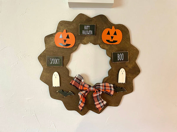 Interchangeable seasonal wood wreath